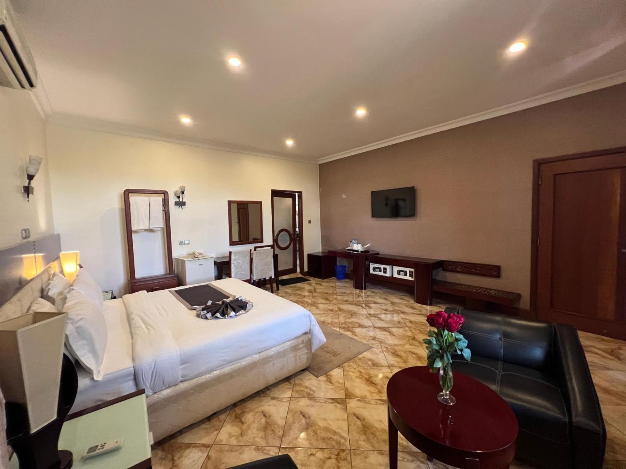 Nejobugg Palace Hotel Nkoanrua Extérieur photo